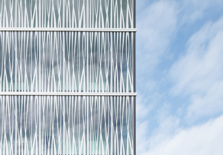 In this project the printing on façade glazing plays a role in sun protection. Photo: Marcus Ebener The motifs on the 1.30 × 3.96m tempered single-pane safety glass panes were printed digitally by Flachglas Wernberg.