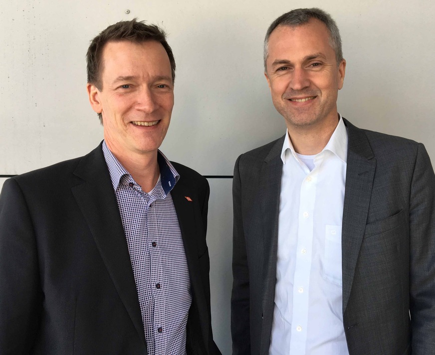 In conversation with GLASWELT: Markus Plettau, Marketing Manager EMEA at Dow (l.) and Karl-Theo Roes, Head of Market Development and Innovations at Swisspacer.&nbsp;