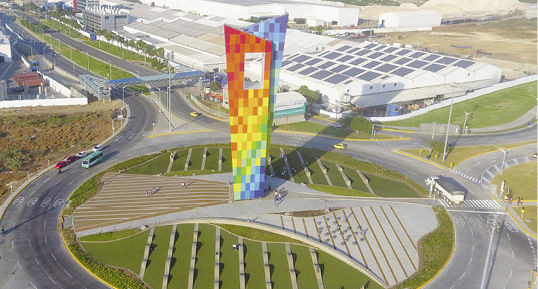 The monument’s gigantic steel and aluminium frame holds more than 2000 m2 of coloured laminated safety glass and stands in the middle of a roundabout on Avenida Circunvalar.