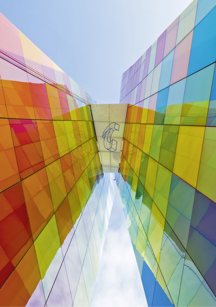 For the main structure a 1.14 mm-thick Trosifol UltraClear polyvinyl butyral interlayer (PVB) was used between two 4 mm-thick panes. The colour was generated using a full-surface ceramic screen print in position 4
