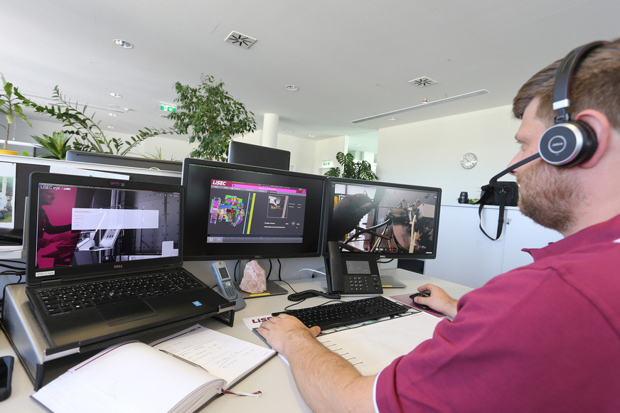 At&nbsp;the&nbsp;same&nbsp;time,&nbsp;the&nbsp;technician&nbsp;can&nbsp;instruct&nbsp;the&nbsp;man&nbsp;at&nbsp;the&nbsp;machine&nbsp;which&nbsp;steps are&nbsp;necessary&nbsp;to&nbsp;remedy&nbsp;the&nbsp;problem.&nbsp;This helps&nbsp;to shorten&nbsp;downtimes,&nbsp;because&nbsp;often&nbsp;no service&nbsp;employee&nbsp;has to&nbsp;travel&nbsp;to&nbsp;the&nbsp;machine&nbsp;in&nbsp;this way.&nbsp;