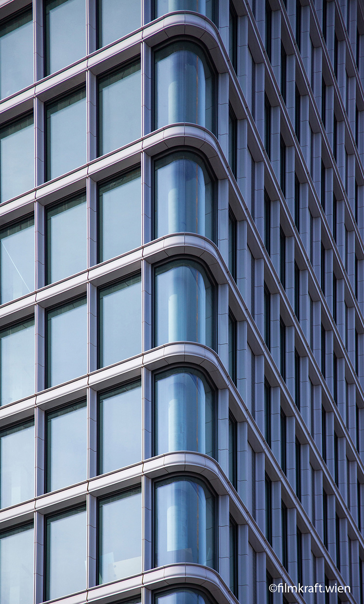 Five large-format single panes with a very narrow radius are marking the building corners. As a spacer Super Spacer TriSeal Premium Plus is used for these triple-glazed units.