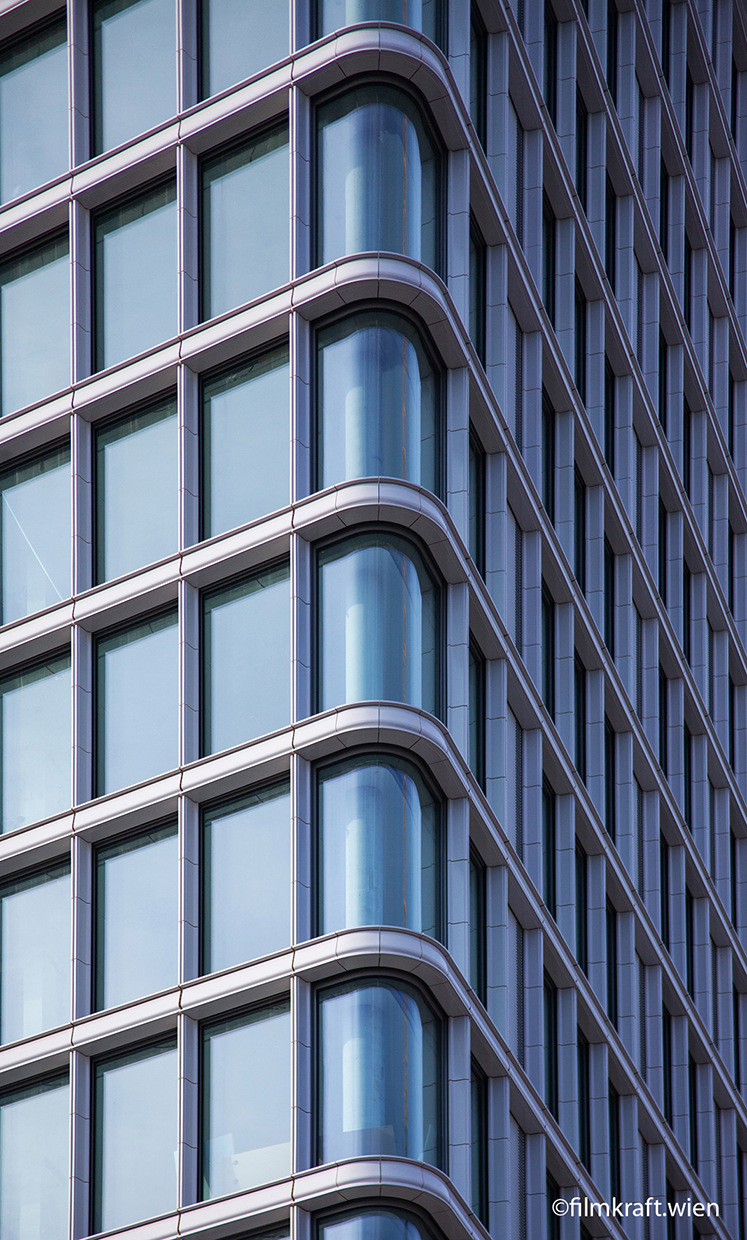 Five large-format single panes with a very narrow radius are marking the building corners. As a spacer Super Spacer TriSeal Premium Plus is used for these triple-glazed units.