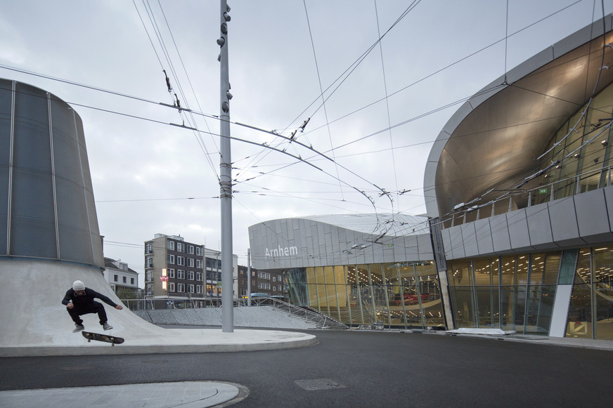 The architects designed the new building as well as the forecourt. Ramps and steps create a new space of high urban design quality.