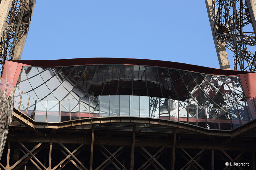 First floor of the Eiffel Tower. Glass facades with double bends were realised with simple, cylindrically bent, rectangular glass elements.