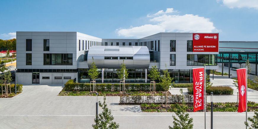 The three-storey academy building on the FC Bayern Munich campus integrates sports facilities, offices, apartments, common rooms and a canteen. A wide variety of Schüco systems provides transparency on the façade and in the interior.