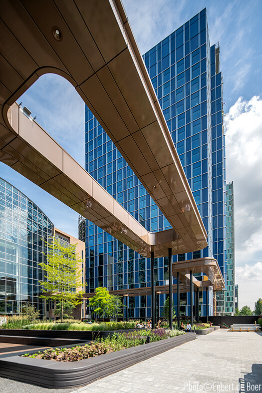 The glass from the Swiss producer is set in the atrium on the ground floor and the flush glass façade.