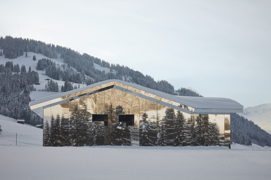 The mountain chalet, mainly clad in Alucobond naturAL Reflect, almost merges into the landscape.