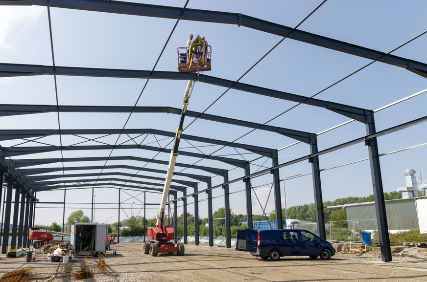 Plot for the new building: A production hall of around 3.200 m² is being constructed directly adjacent to the existing Hegla Maschinenbau facility in Kretzschau.