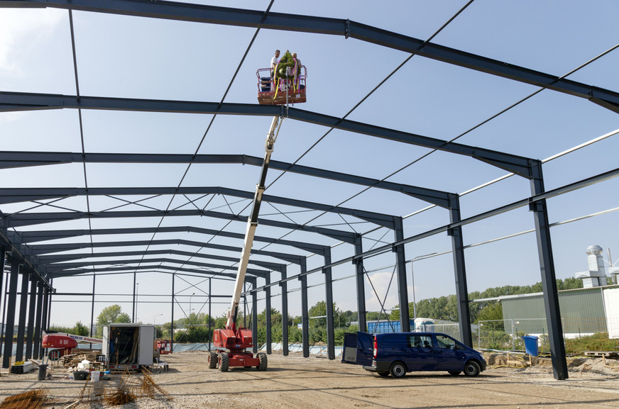 Plot for the new building: A production hall of around 3.200 m² is being constructed directly adjacent to the existing Hegla Maschinenbau facility in Kretzschau.