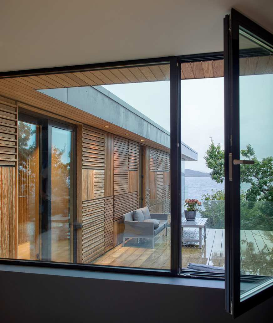 The smaller of the two patios on the ground floor points south. In addition to the sliding doors, windows provide summer ventilation options all over the house (Schüco AWS 70.HI).