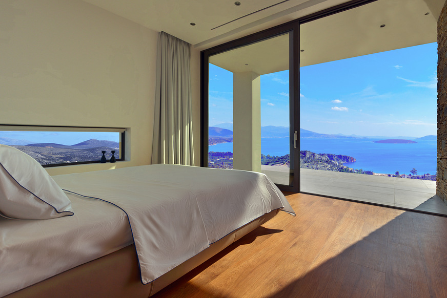 The windows in the master bedroom on the ground floor are oriented to provide views of the landscape.