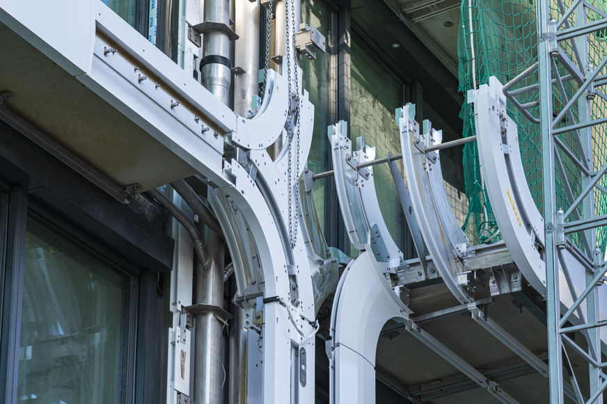 A striking feature: A rainwater drainage system installed between the core of the building and the outer façade.