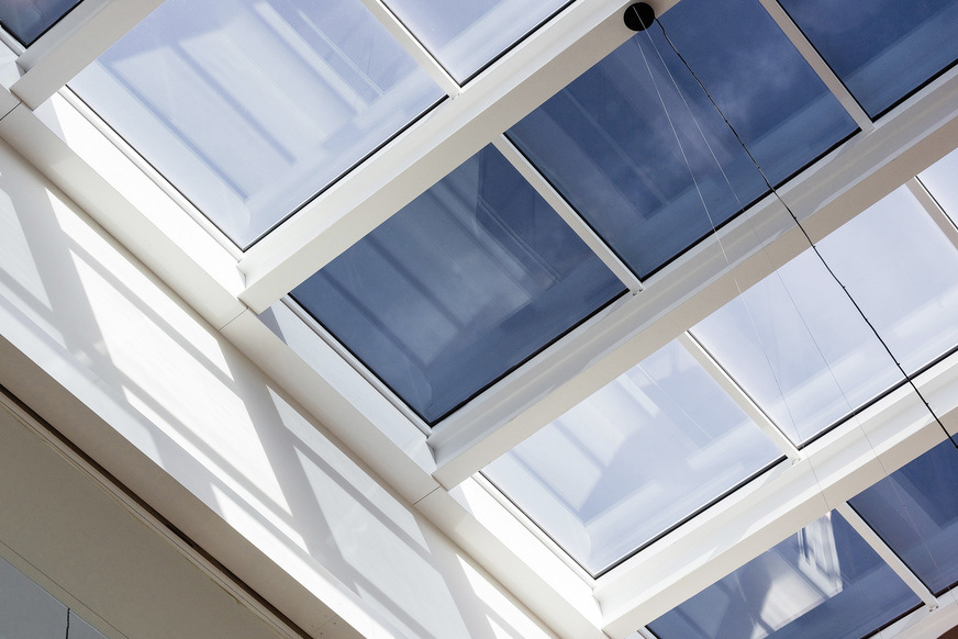 The dynamic roof glazing can also be selectively controlled if desired.