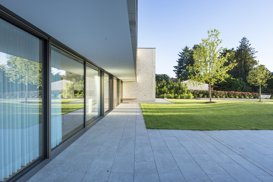 Variable transparency and openness across a width of 11 metres. The cantilevered balcony and internal curtains provide sun shading.