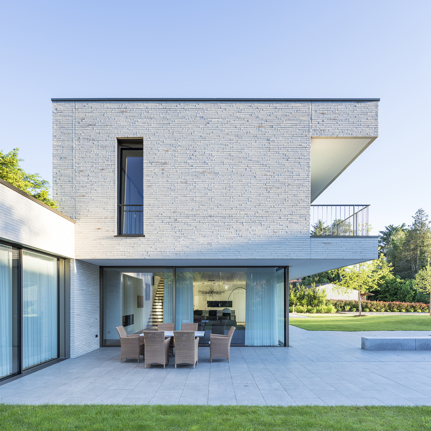 A sheltered patio area has been constructed on one side of the building. It is accessed from two usage zones by means of the glazed sliding systems.