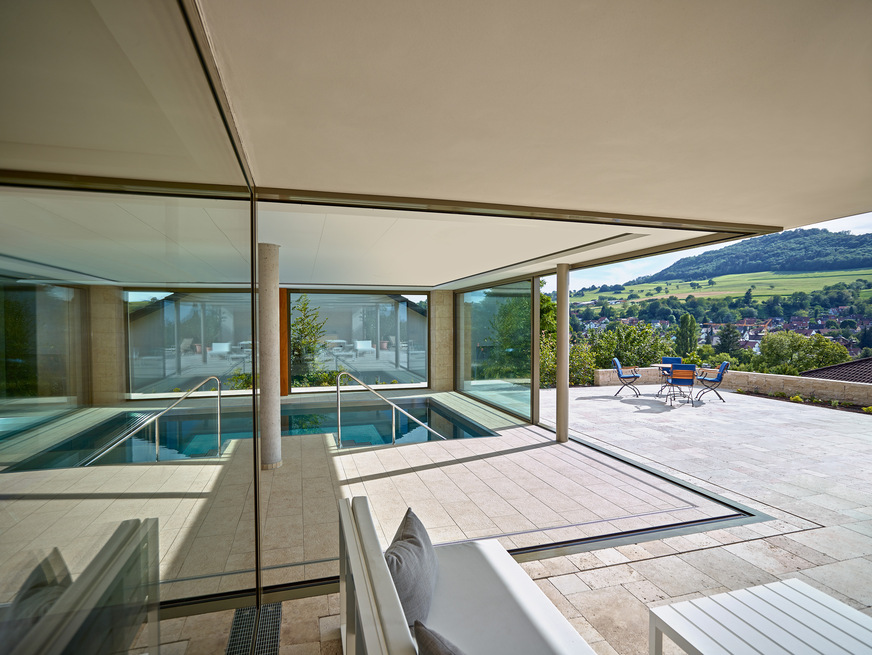 The corner opening creates a seamless connection to the surroundings. On warm summer days, the indoor pool instantly becomes an outdoor pool.