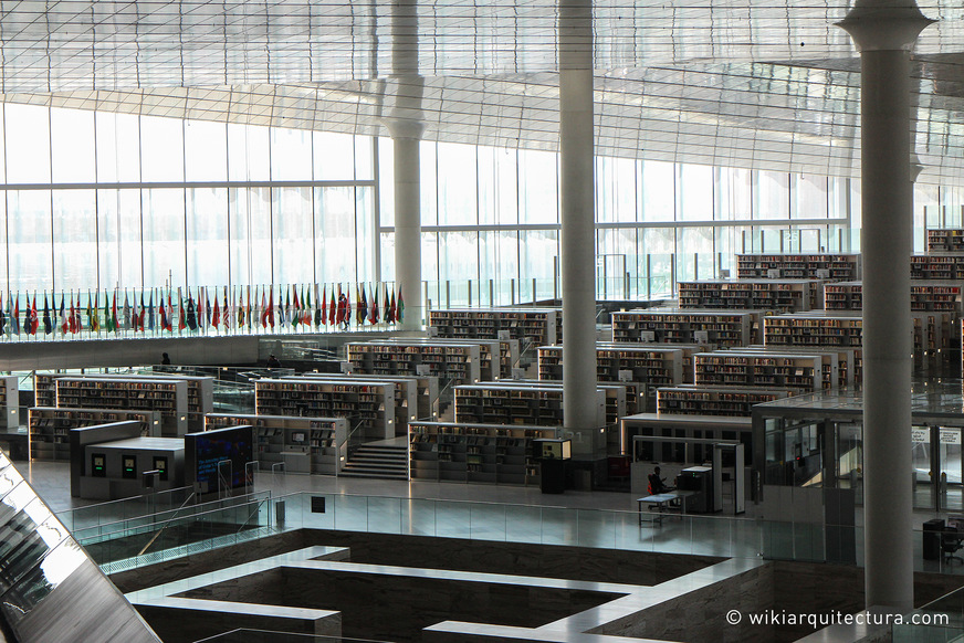 Glass facades provide the room with diffuse, glare-free daylight.