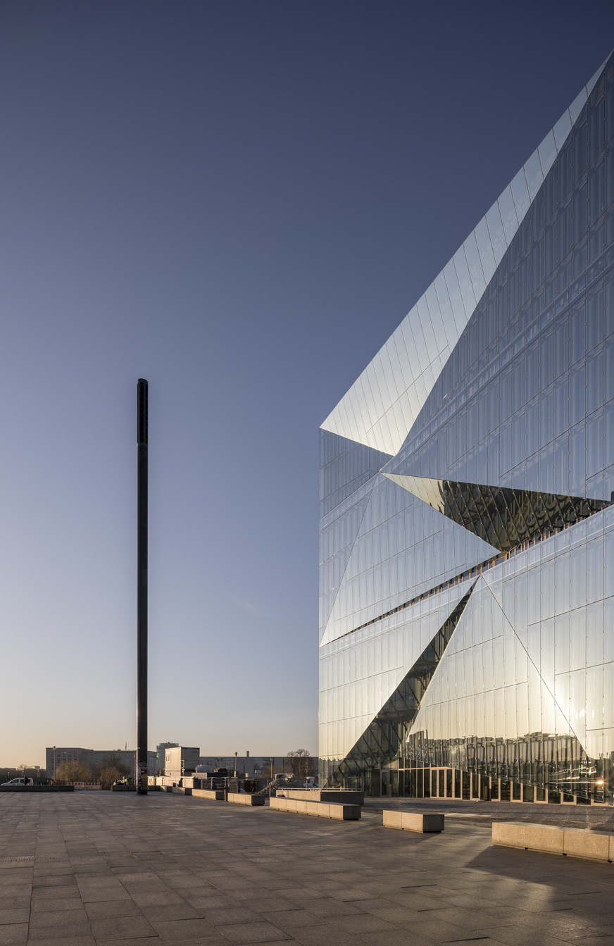 In order to make the building work as a sculpture on the square, the challenge was looking for reflective glass that emphasises the surface.