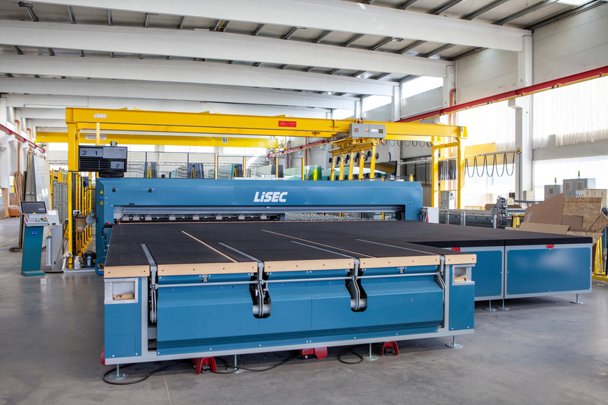 The ATL from Lisec has a simple and robust design as well as also being very low-maintenance due to the use of a hydraulic tilting device.