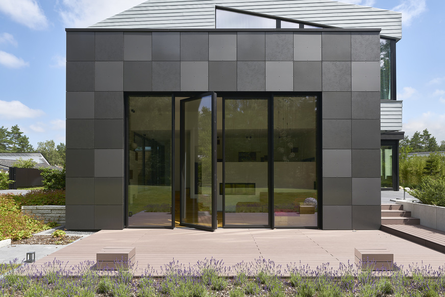 The cube with the recessed living area has an impressive height of five metres. The large-area facade element was realised to bespoke dimensions.