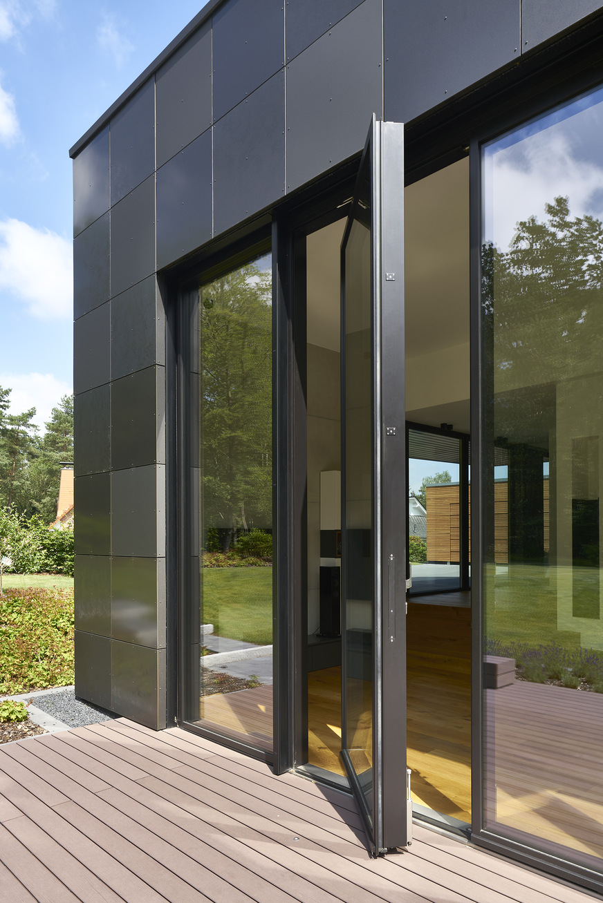 The four metre high double-leaf revolving door provides barrier-free access to the terrace.