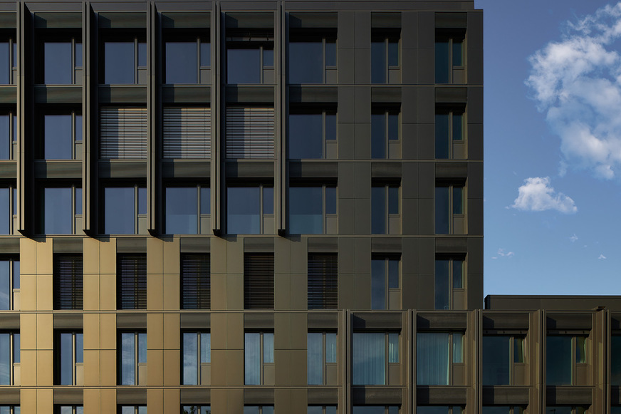 Solar facades play an important role in the energy transition, because unlike passive cladding, power-generating facade elements make an active contribution to energy requirements and thus change the CO2 footprint of buildings.