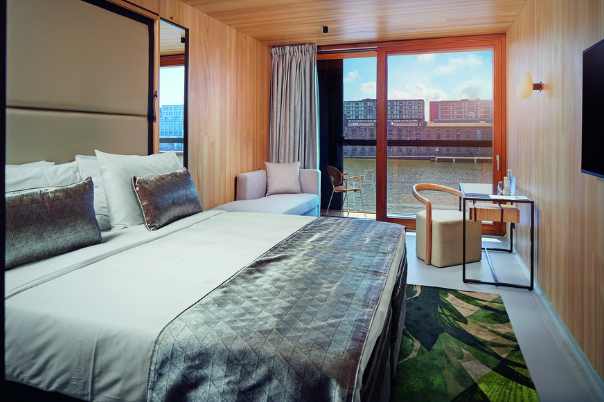 The large sliding door elements are easy to operate and let in lots of life.&nbsp;