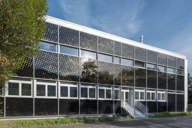 The new glass facade for the sports and classroom complex of the EPLC vocational school in Lausanne transforms the 1970s building into energy-efficient architecture enhanced by sound.