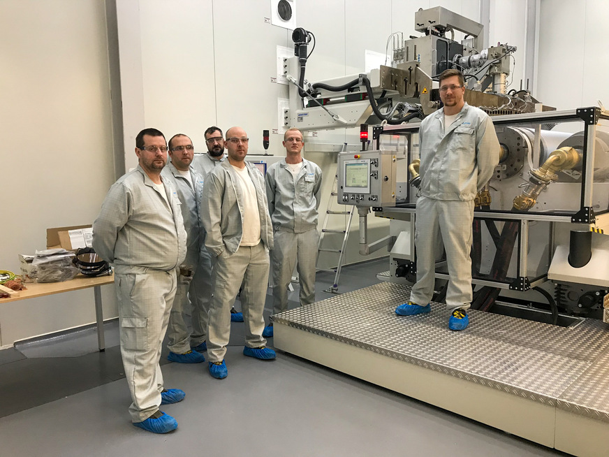 Tomas Horak (far right), Shift Leader SentryGlas Production Holešov, is pleased: By commissioning the SentryGlas line, the team have proven themselves.