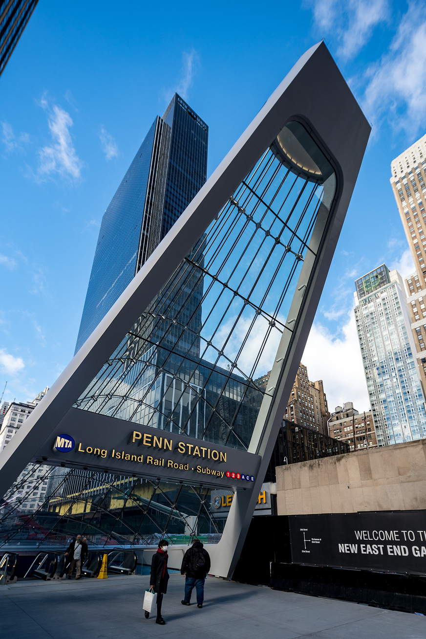 The new entrance to Penn Station consists of a 45-degree inclined steel frame and an anticlastic rope facade.