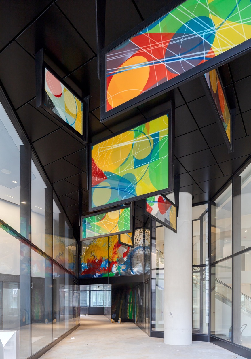 The connection to the interior: coloured glasses in the access routes take up the design idea of the canopies with their own imagery and design language.