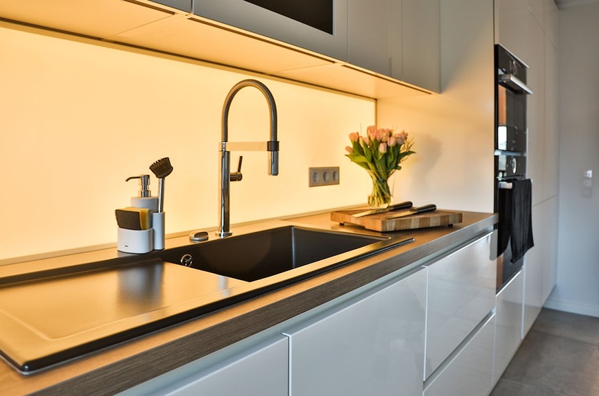 Glass wall panels are particularly suitable for kitchens.