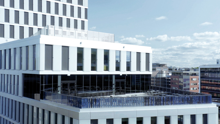 The glass front of the cafeteria of the Orkla City complex in Oslo consists of 23 differently sized eyrise liquid crystal panes.