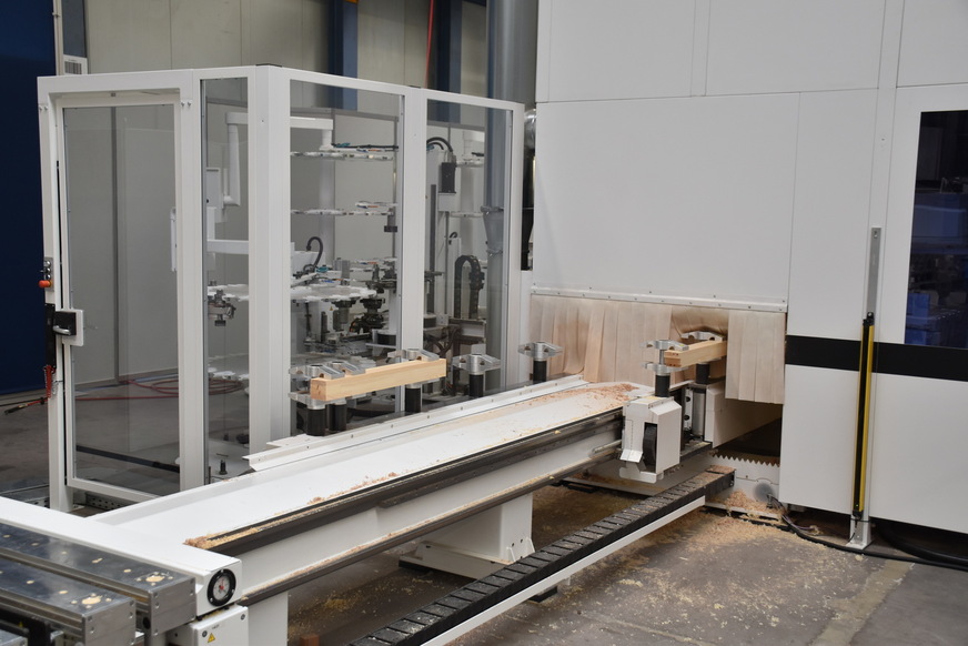 The gripping unit and clamping technology ensure maximum flexibility during processing. The components can be clamped freely in all directions, even when reclamping - free clamping depth, free clamping position, even in the rebate.
