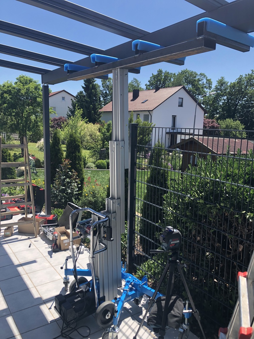 The glass lift TGT EasyLift/XL is a suitable lifting device when it comes to the installation of conservatories and patio roofs.