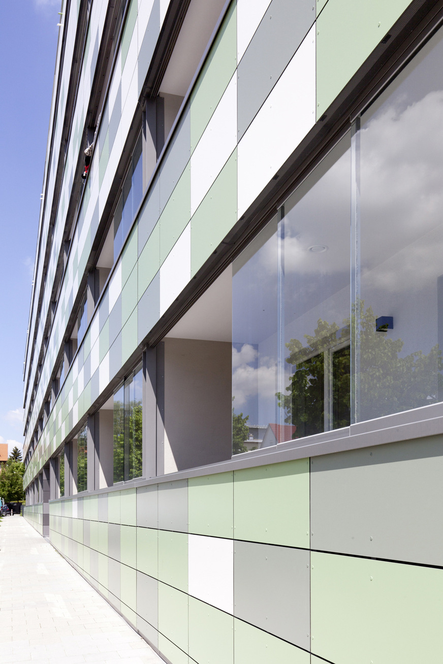 Lehmann Stahlbau GmbH from Geretsried was entrusted with the installation of the sliding glass elements and needed only 12 weeks for the installation.
