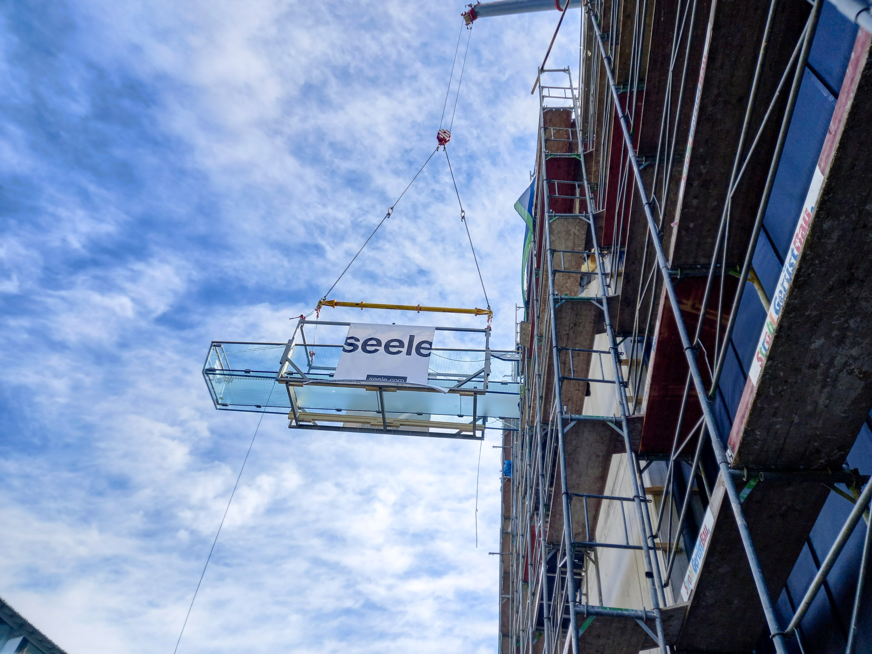 With the glass skywalk, Bründl Sports creates an architectural highlight in Kaprun.