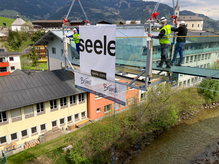 At a height of 15m, seele's installation technicians dismantle the installation frame after fixing the glass walkway.