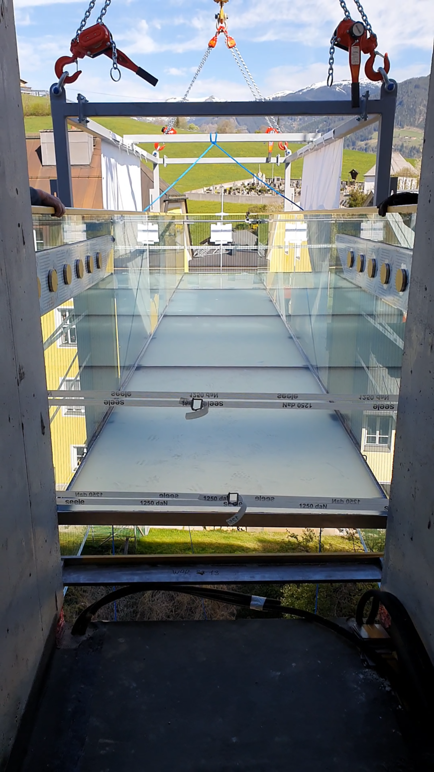 The glass walkway protrudes by 10m from the flagship store of Bründl Sports. The special connection to the existing building allows maximum transparency.