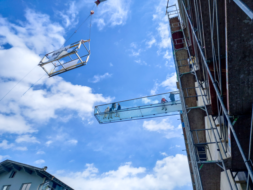 After the glass walkway was fixed to the building, the mounting frame was removed. The Skywalk rises freely from the 4th floor of the Bründl Sports flagship store.