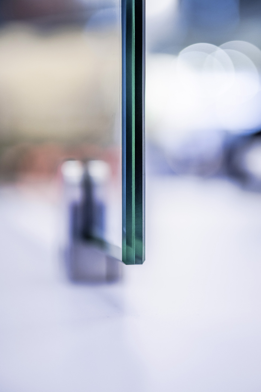 What looks like thin laminated safety glass is actually vacuum glass with excellent thermal insulation.