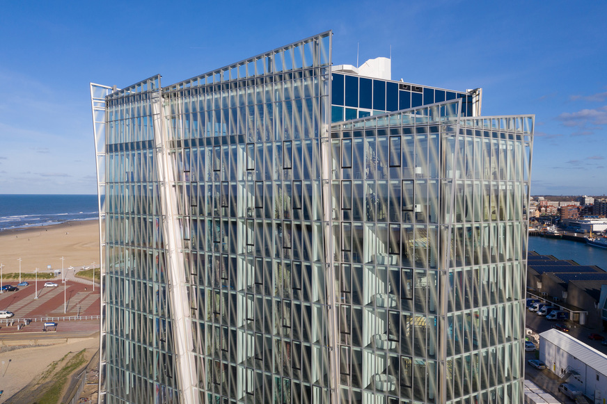 Building envelope: The facade glass with its imprinted diagonal stripes symbolises the dynamics of sails.