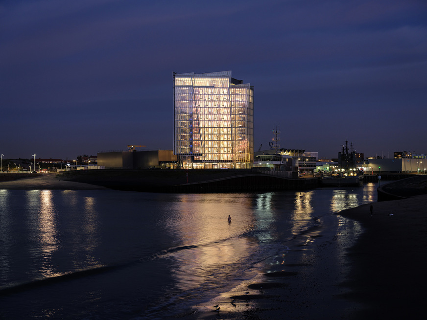 The illuminated hotel building on the pier of Scheveningen is also an attractive eye-catcher at night.