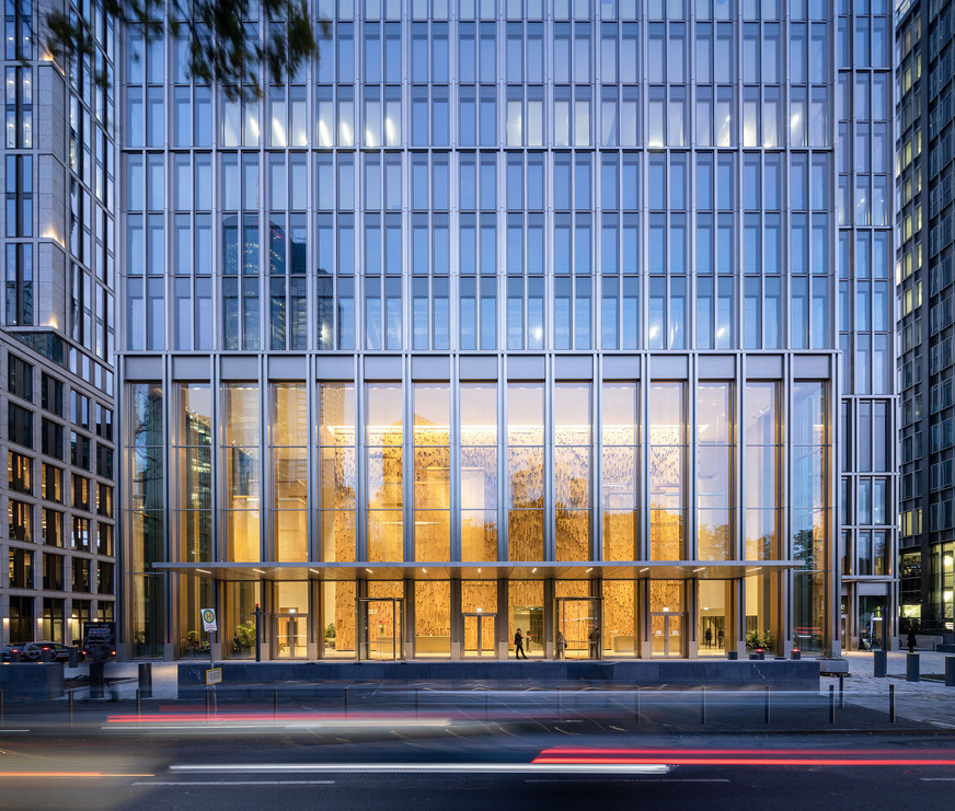 The concise, vertically structured window facade made of glass and anodized aluminium of the four-story high entrance area was implemented with a mullion-transom facade from the Hueck Trigon 60 series.