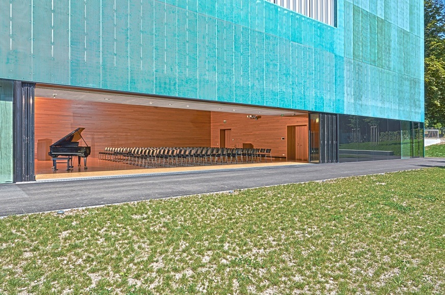 In the school building for art and music in Lörrach, folding glass walls from Solarlux enable a variable and generous opening of the facade without supports over a span of almost 16 metres.