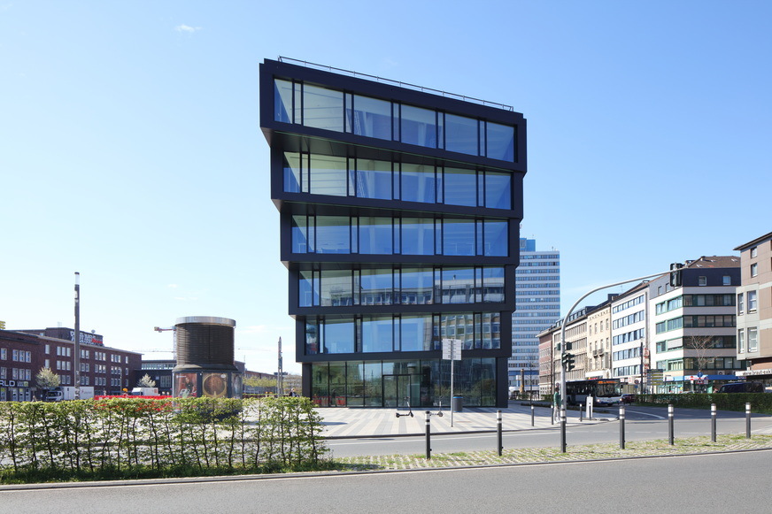 A calm, finely textured shade of Duraflon anthracite supports the effect of the Wicona facade, which is made almost entirely of recycled aluminium (Hydro Circal 75R).