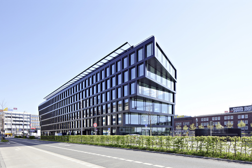 On the long sides, the regular facade grid characterises the building and gives it structure. The HD Wahl surface of the facade profiles is particularly substantial, robust and low-maintenance.