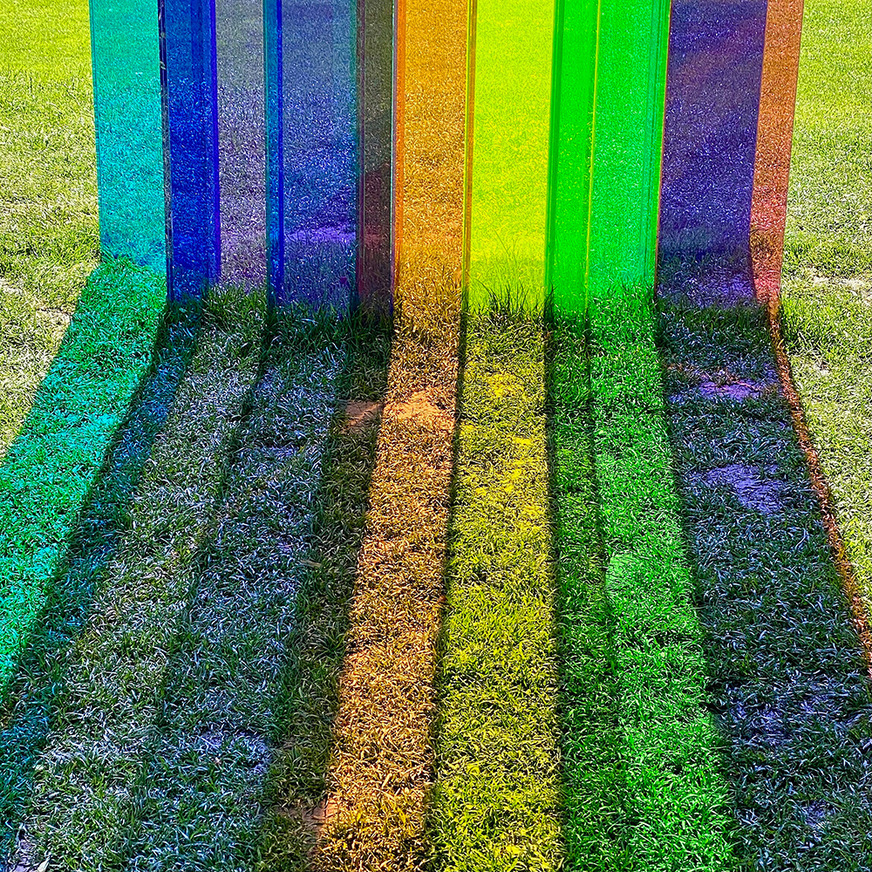 The glass sculpture Tri Colore by artist Kathrin Severin with glass from Glas Trösch casts multi-coloured shadows.
