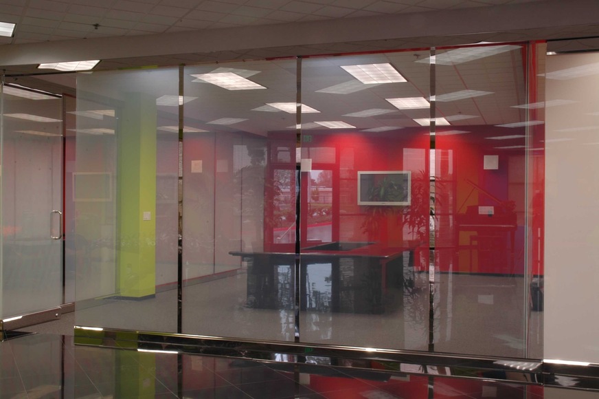 Glas Mayer produces its switchable glass GMVG Smart Glass as laminated glass alternatively with a white or grey LC film. Here an office or meeting room, on the left with the glass opaque, on the right transparent.